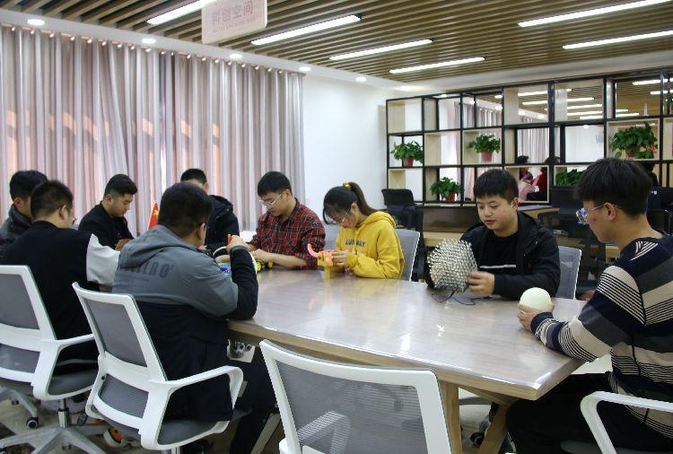 介子路社區(qū)360大學(xué)生社會(huì)實(shí)踐基地科創(chuàng)空間。  本報(bào)記者  盤小美  攝 