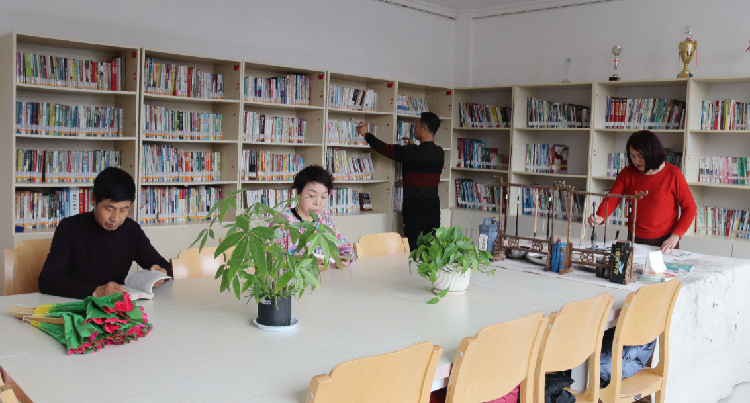居民在社區(qū)城市書吧看書、繪畫。  通訊員  郭芳  攝  