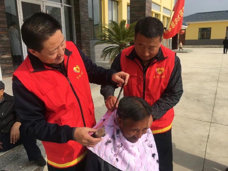 慶陽市陽光志愿者協(xié)會(huì)志愿者在什社敬老院給老人理發(fā)。  通訊員  陽光  攝  