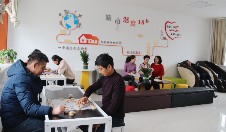市民在東大街社區(qū)陽光客廳休閑娛樂。  通訊員  郭芳  攝  