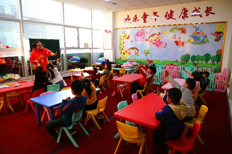 麗景幼兒園學(xué)生在合水東路社區(qū)的“四點(diǎn)半課堂”做互動(dòng)游戲。  通訊員  翟娜娜  攝  