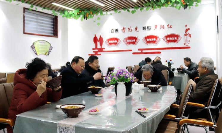 南苑路社區(qū)，老人在“老年餐桌”就餐。  通訊員  耿洋洋  攝  