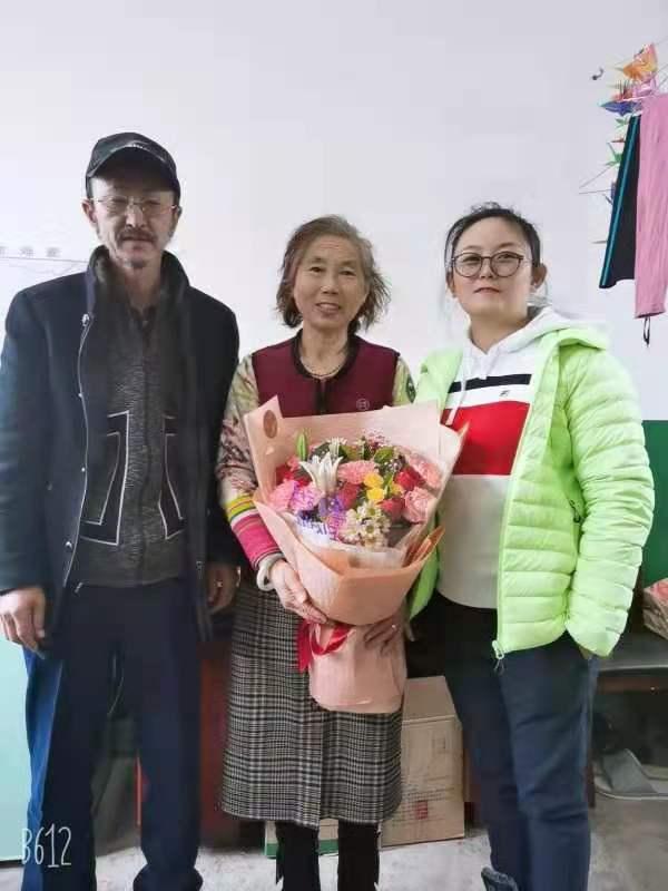 李桂芝和女兒牟鯤鵬、丈夫張順在一起