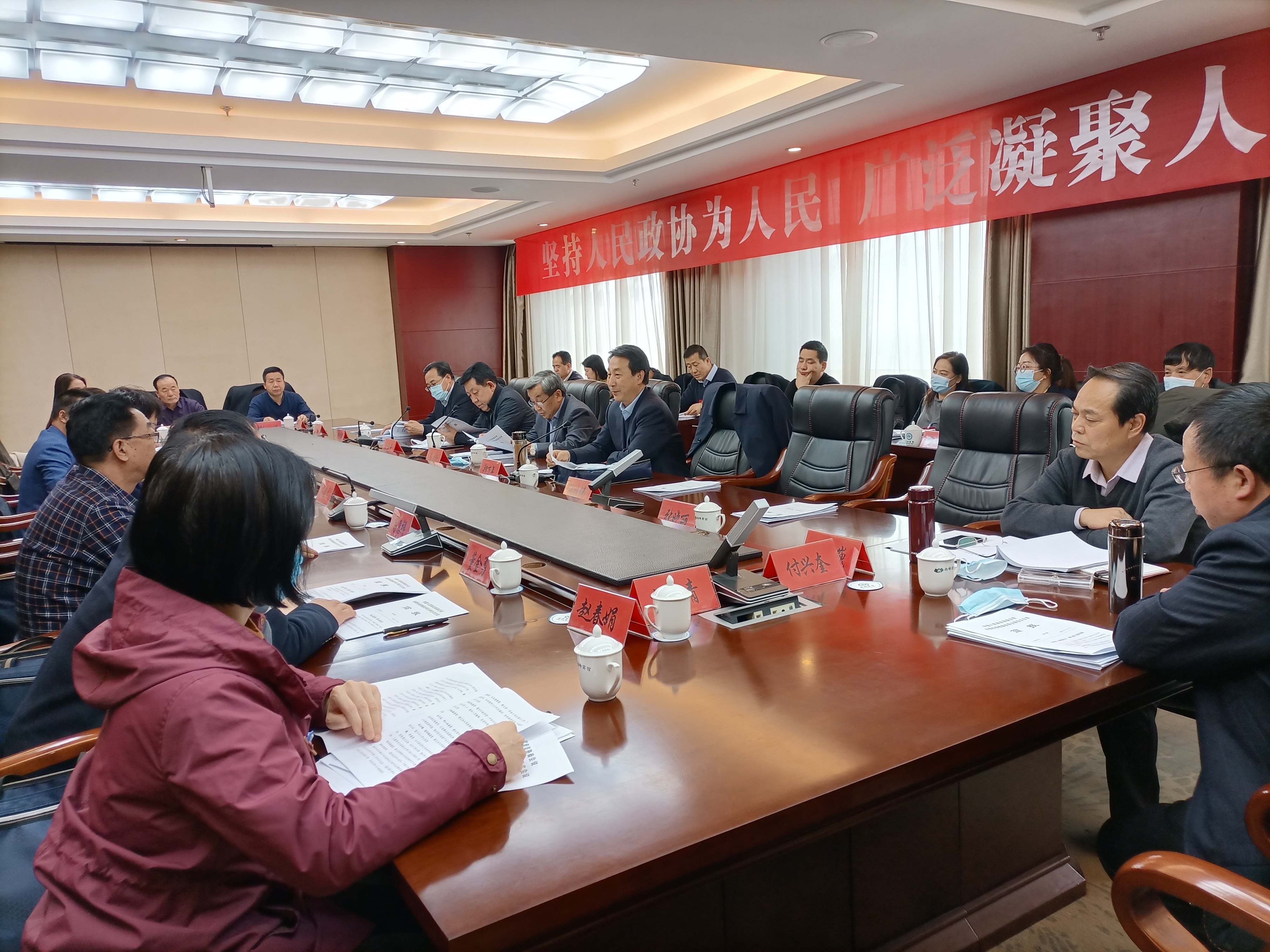 市政協(xié)委員繼續(xù)分組討論市委書記講話和相關(guān)報告。
