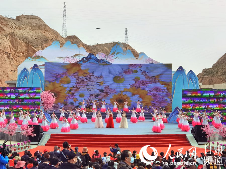 第38屆蘭州桃花旅游節(jié)開(kāi)幕式上的舞蹈表演。 人民網(wǎng) 高翔攝