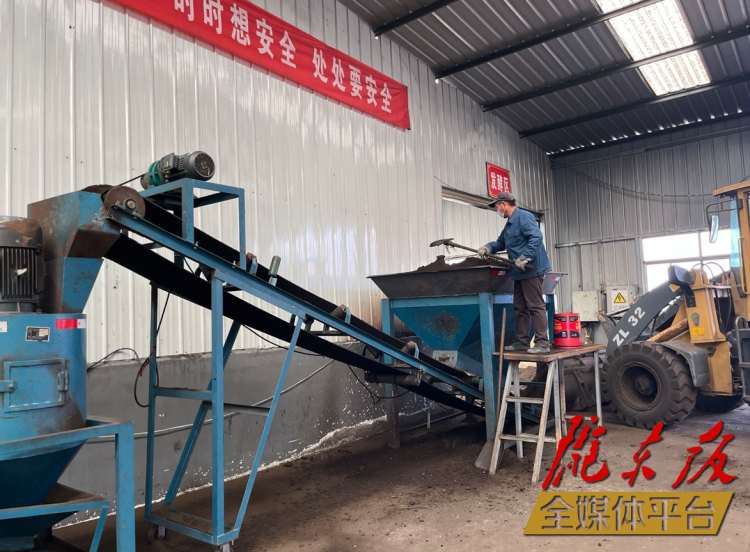 合水縣充分利用當(dāng)?shù)匦笄菁S便及秸稈回收的有機(jī)肥料“變廢為肥”。本報(bào)記者 劉萍凝 攝