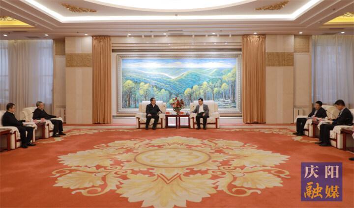 黃澤元與長慶油田分公司執(zhí)行董事、黨委書記李戰(zhàn)明和總經(jīng)理、黨委副書記余浩杰一行座談