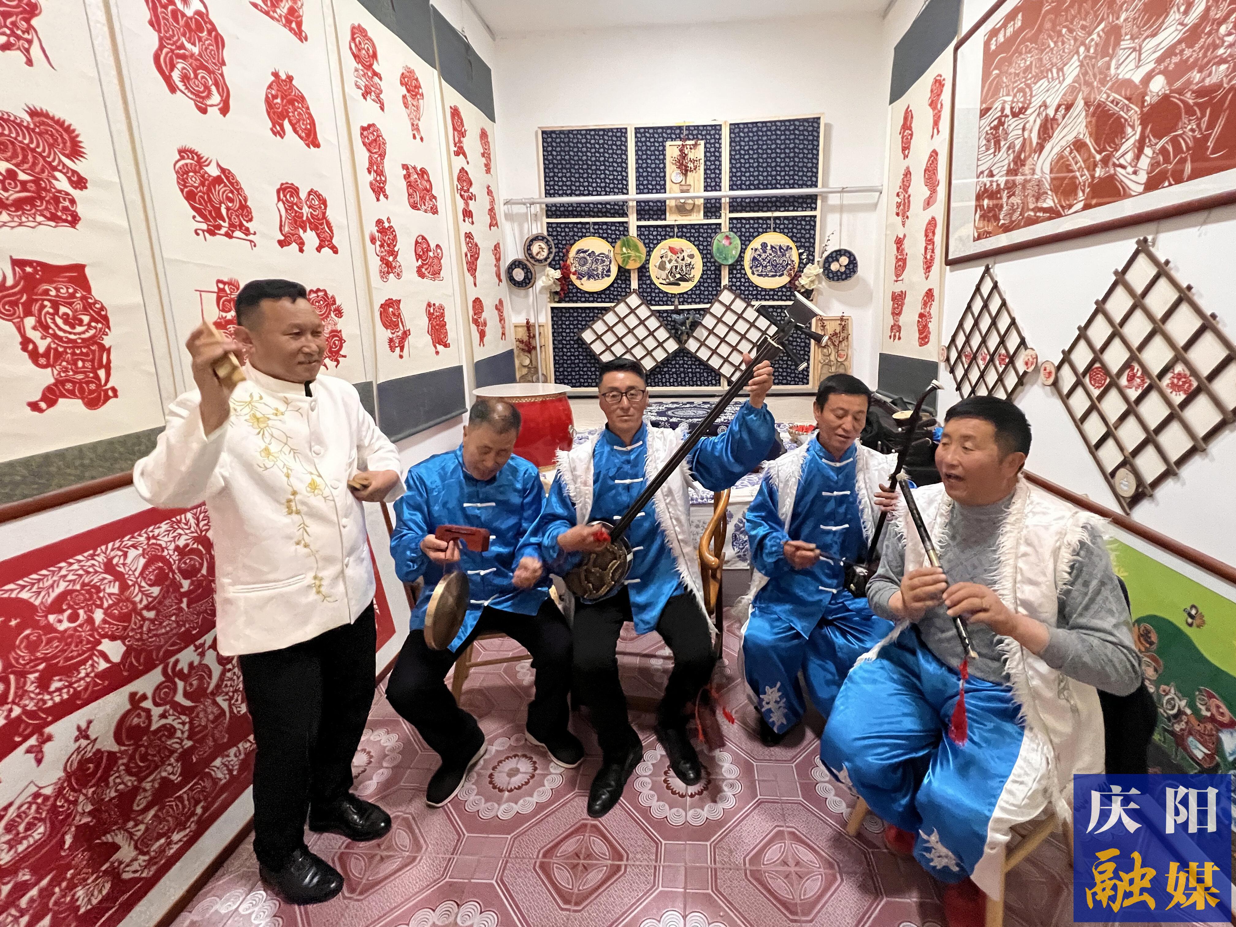 張穎奎（左三）和同伴在手機(jī)前直播南梁說(shuō)唱。