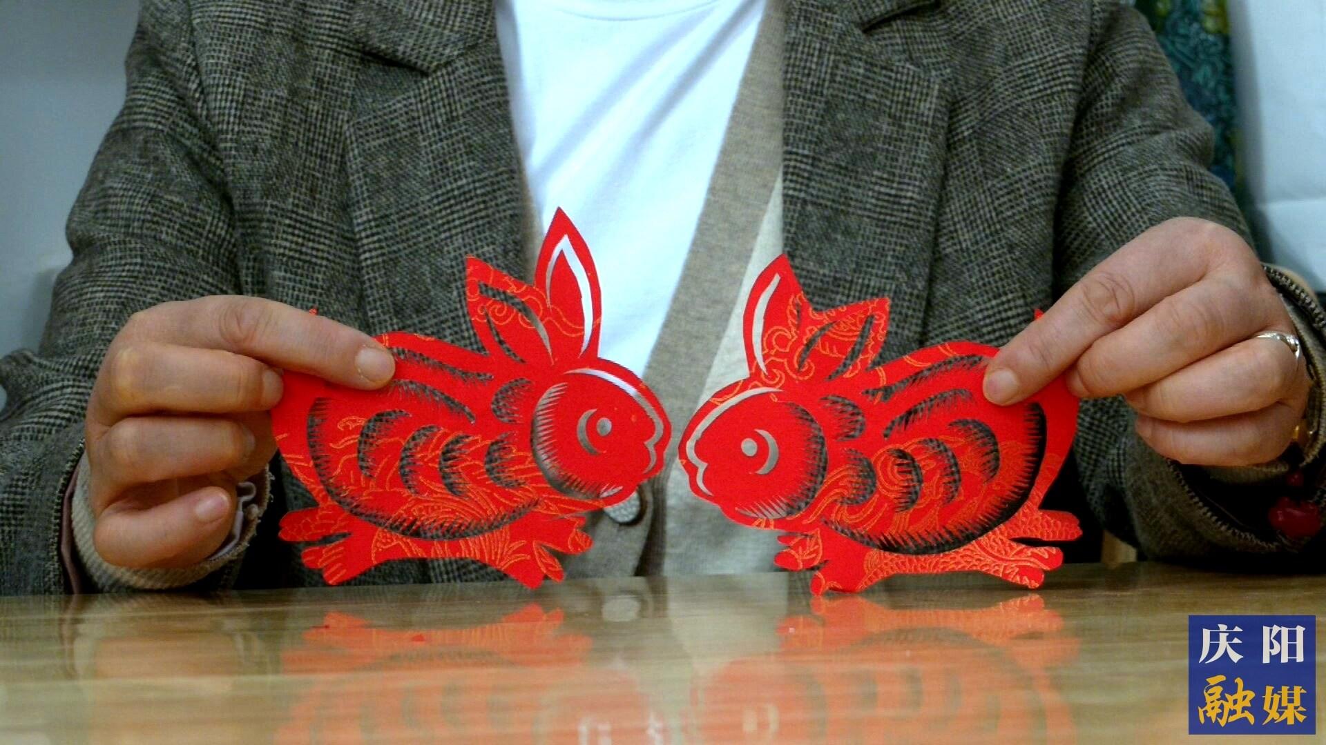 華池縣文化館非遺工坊的手藝人創(chuàng)作的剪紙。 通訊員 雷彩利 攝