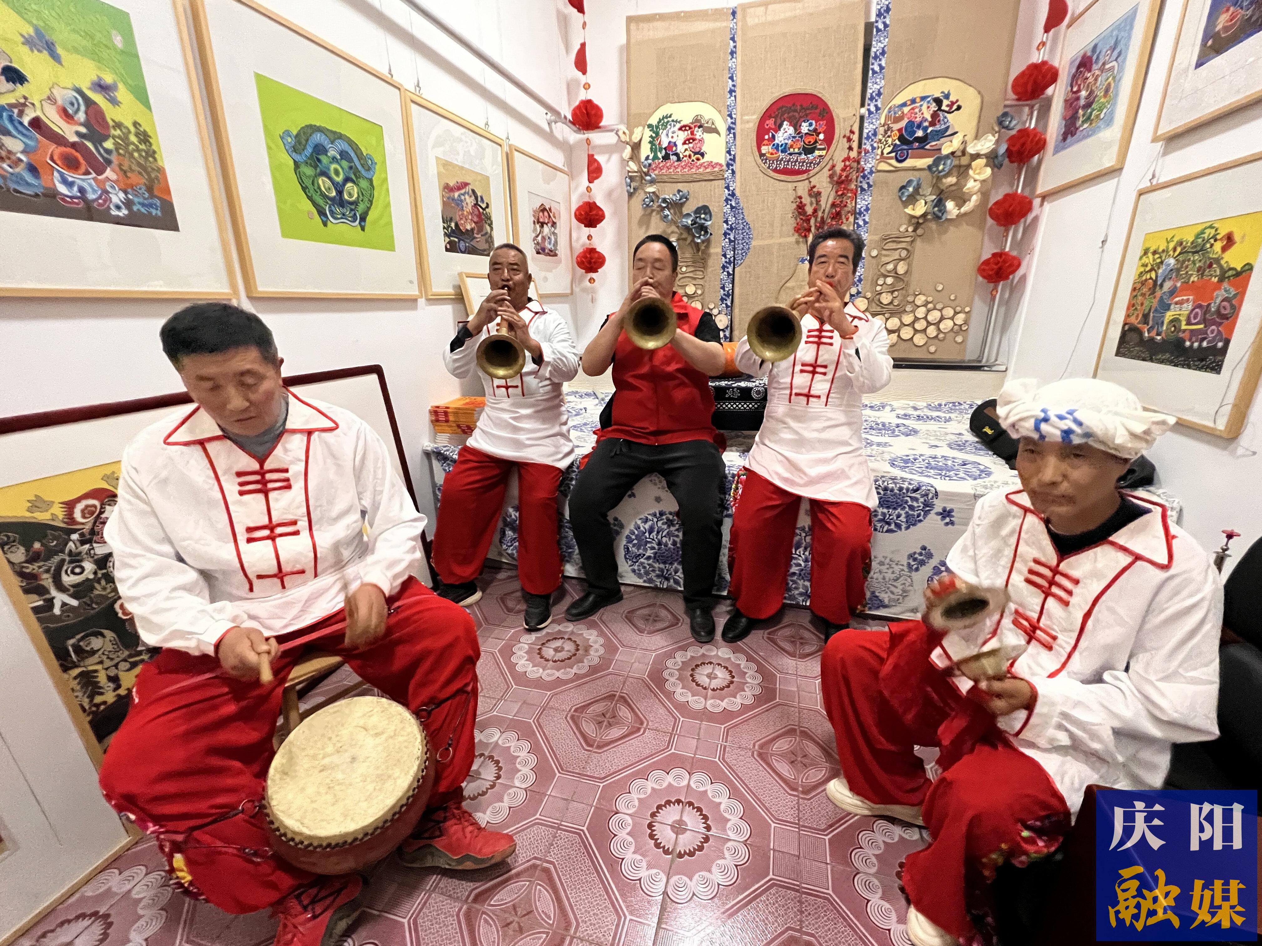 高小兵（左三）和同伴在練習(xí)吹嗩吶。