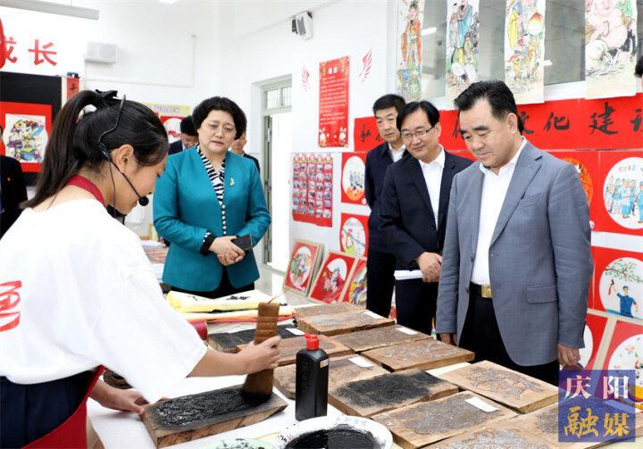 向全市少年兒童致以節(jié)日祝福！黃澤元開展“六一”國際兒童節(jié)慰問活動