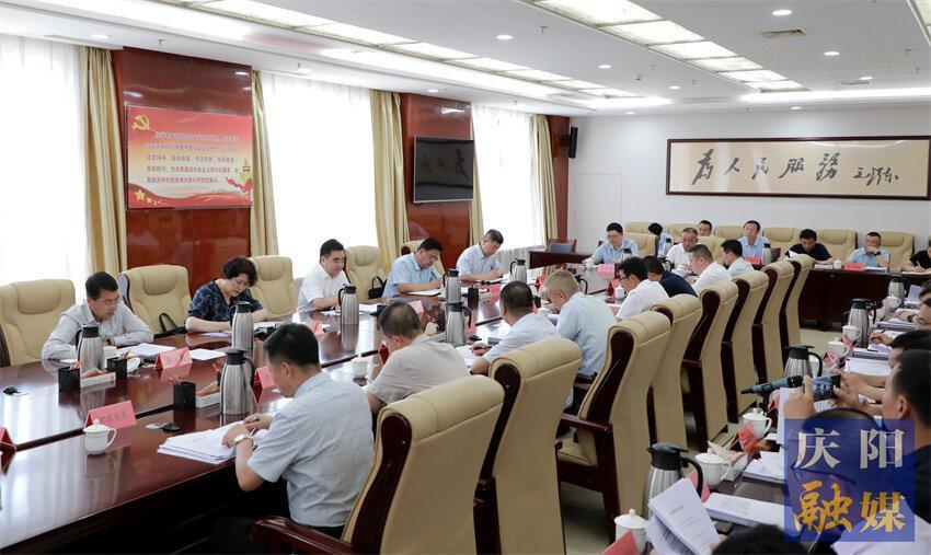 黃澤元與駐慶央企、金融機(jī)構(gòu)、市屬?lài)?guó)有企業(yè)和民營(yíng)企業(yè)負(fù)責(zé)人座談