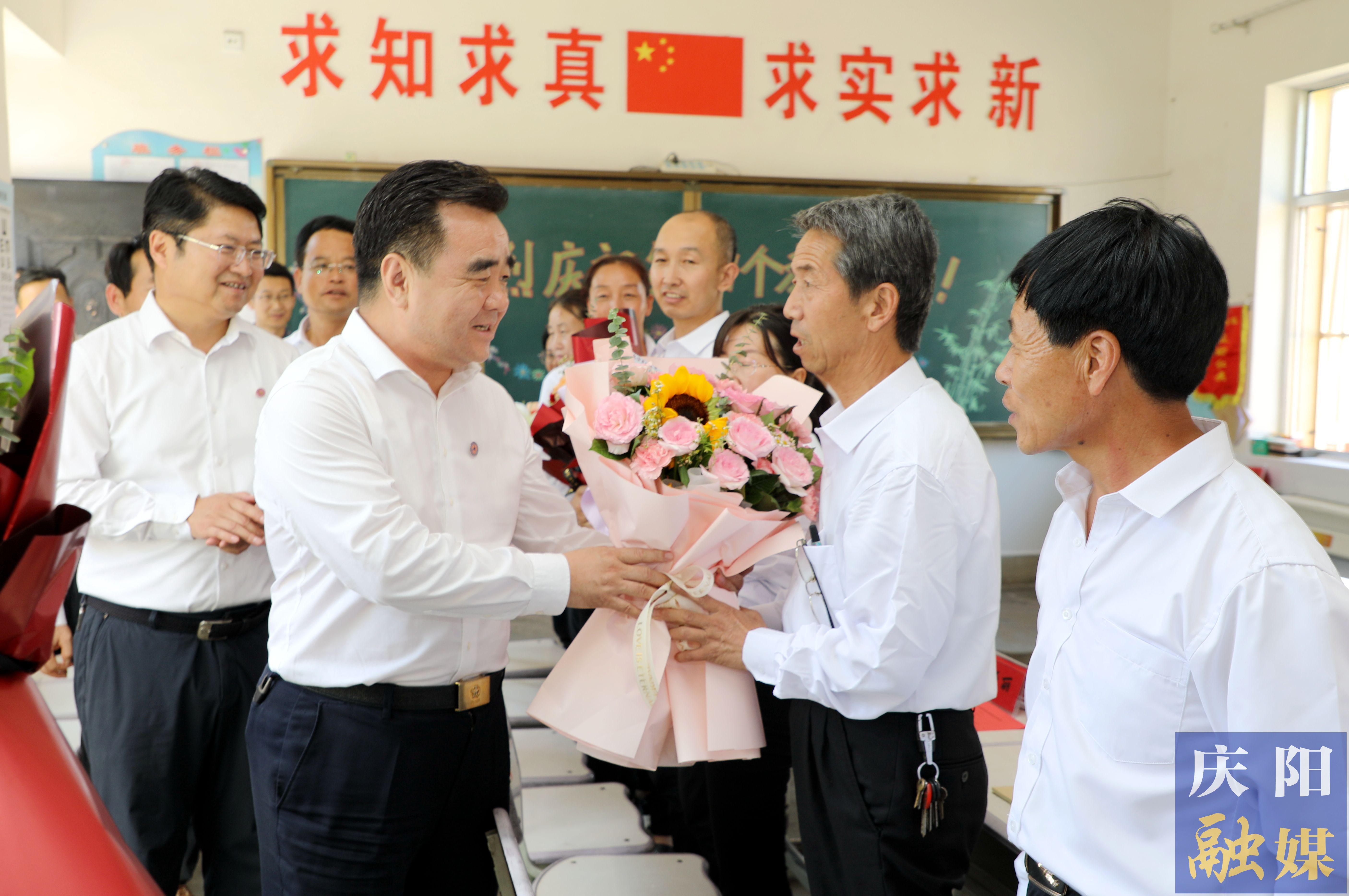 黃澤元在鎮(zhèn)原縣屯字鎮(zhèn)田嶺小學(xué)走訪慰問一線教師 勉勵(lì)大家擔(dān)當(dāng)教育使命，當(dāng)好美麗園丁，引領(lǐng)鄉(xiāng)村文化，努力培養(yǎng)德智體美勞全面發(fā)展的社會(huì)主義建設(shè)者和接班人