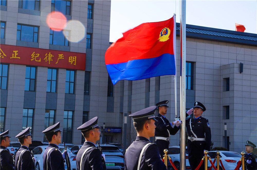 【攝影報(bào)道】慶陽市公安局西峰分局舉行升警旗儀式，慶祝第四個(gè)中國(guó)人民警察節(jié)