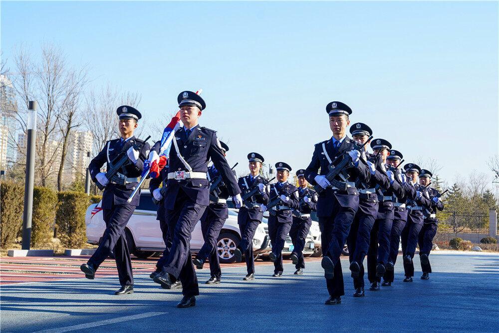 【攝影報道】慶陽市公安局西峰分局舉行升警旗儀式，慶祝第四個中國人民警察節(jié)