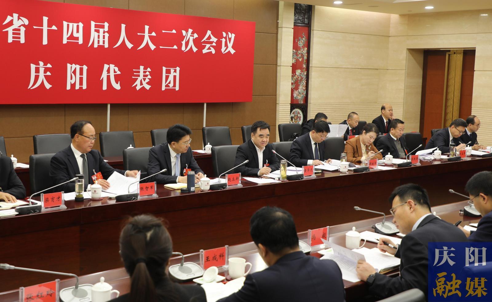 黃澤元審議省人大常委會和省法檢兩院工作報(bào)告