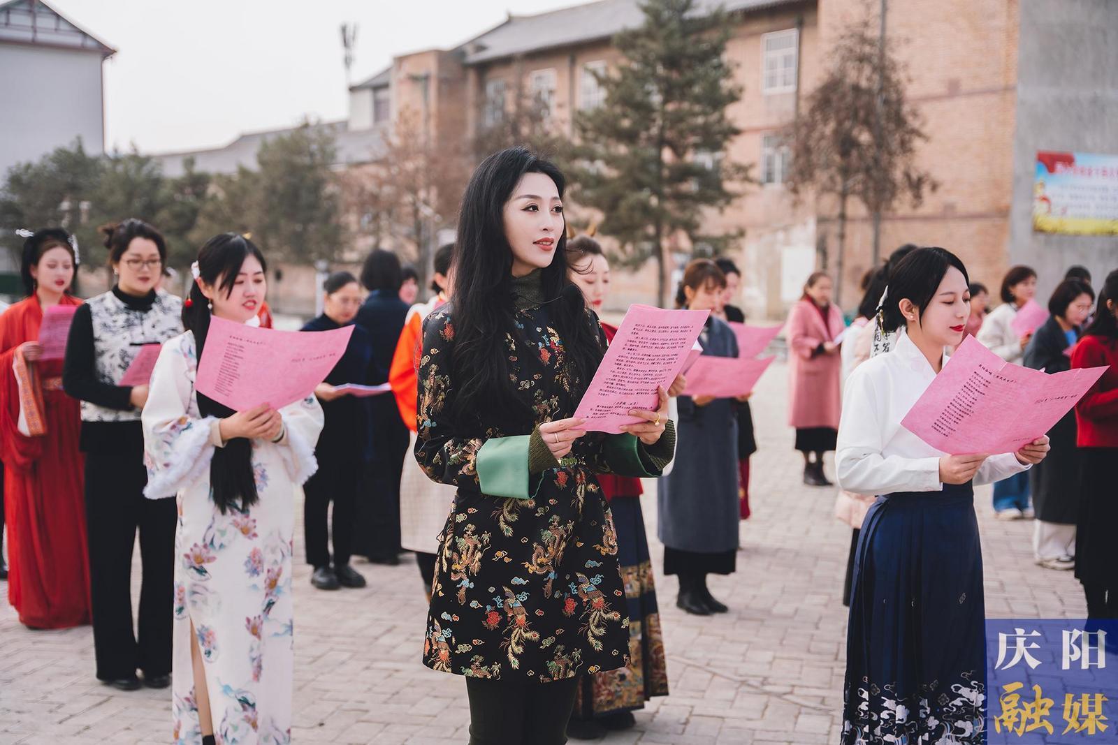 【攝影報(bào)道】春日有約不負(fù)芬芳 ——市委宣傳部、市委統(tǒng)戰(zhàn)部、市融媒體中心女職工攜手共慶“三八”國(guó)際勞動(dòng)?jì)D女節(jié)