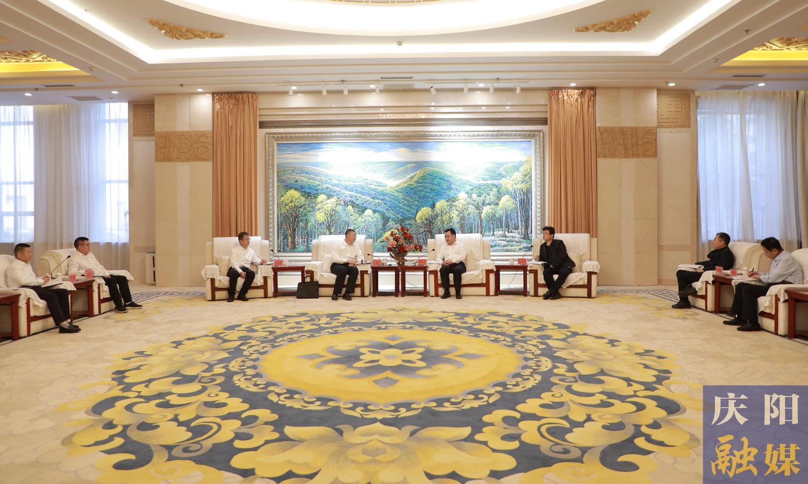 黃澤元與玉門油田分公司執(zhí)行董事、黨委書記來進(jìn)和一行座談