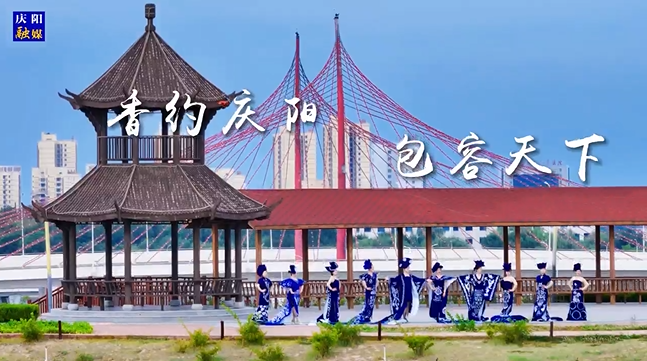 【香約慶陽 包容天下】“青花瓷”系列作品全國全網(wǎng)首秀！“新國風(fēng)”慶陽剪紙服裝在家鄉(xiāng)大放異彩！