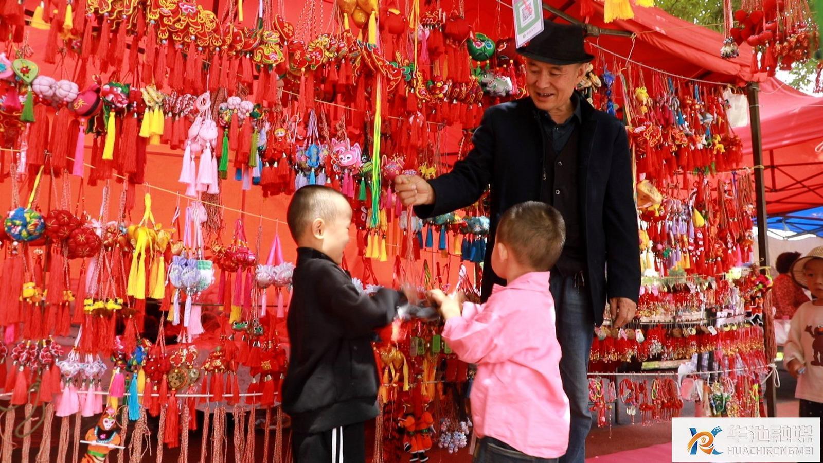?【香約慶陽(yáng) 包容天下】華池縣：香包滿(mǎn)街頭 飄出“端午香”