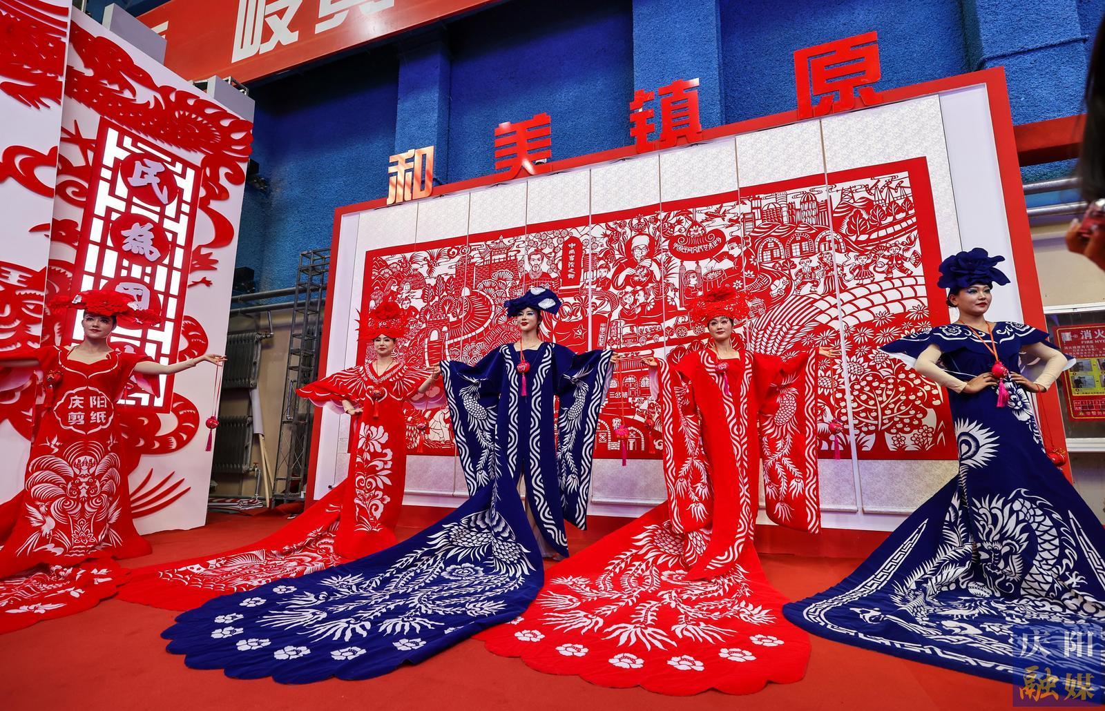【攝影報道】香包、刺繡、剪紙……慶陽民俗文化精品展區(qū)中哪些展品驚艷到你