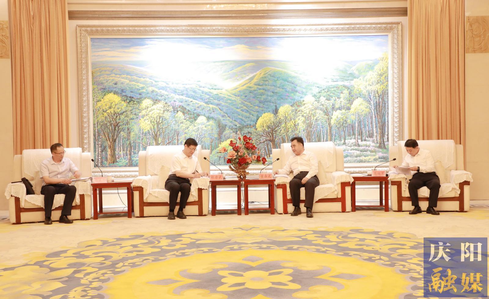 黃澤元周繼軍與華電集團(tuán)副總工程師、華電煤業(yè)集團(tuán)黨委書記、董事長(zhǎng)杜將武一行座談