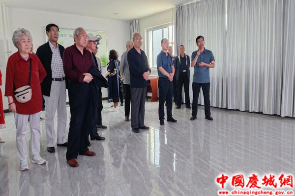 慶陽市委機關(guān)退休干部觀摩團(tuán)調(diào)研慶城縣現(xiàn)代化肉羊“育繁推” 一體化產(chǎn)業(yè)園建設(shè)工作