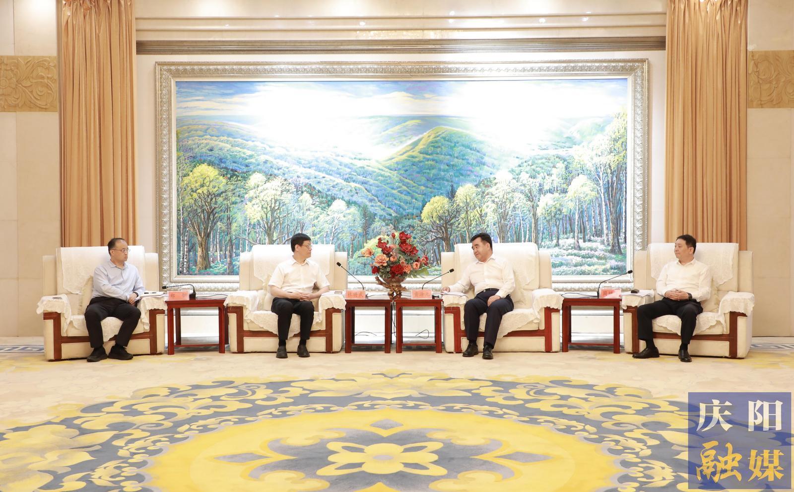 黃澤元與華電煤業(yè)集團(tuán)黨委書記、董事長(zhǎng)杜將武一行座談