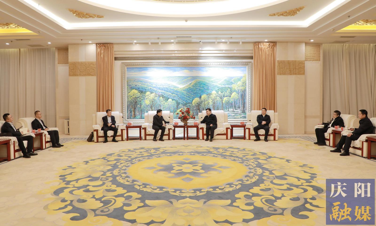 黃澤元周繼軍與中國農業(yè)銀行甘肅省分行黨委書記、行長吳崗一行座談
