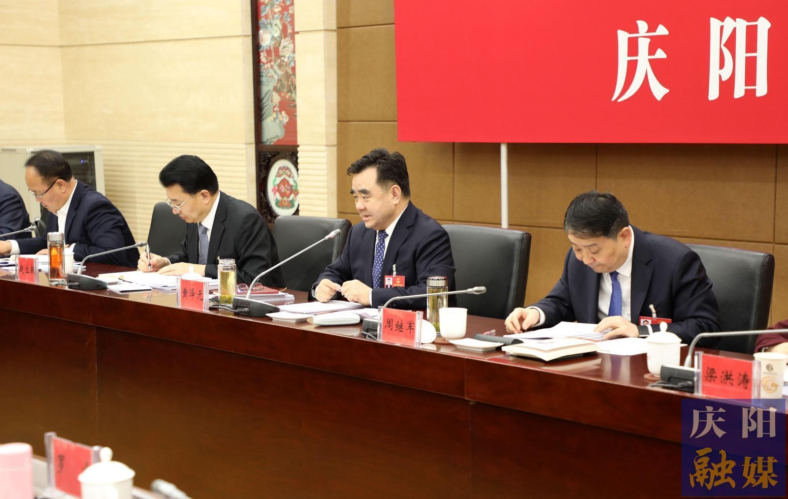 黃澤元在審議省政府工作報告時說 以實(shí)干實(shí)績奮力推動革命老區(qū)高質(zhì)量發(fā)展 以慶陽一域之進(jìn)為全省發(fā)展大局多作貢獻(xiàn)