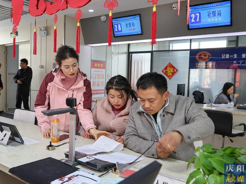 【攝影報(bào)道】正寧縣“小寧幫辦”：政務(wù)服務(wù)新亮點(diǎn)，提升群眾滿意度