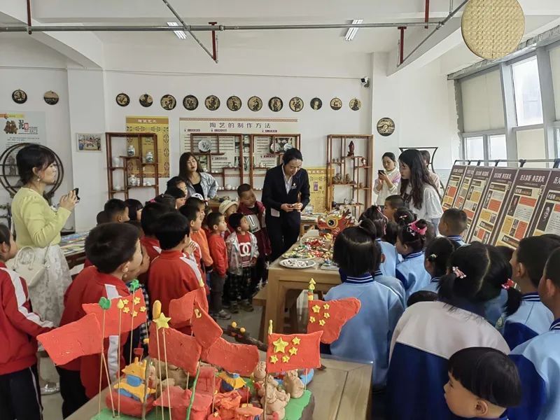 西峰區(qū)兩所幼兒園57名師生走進(jìn)區(qū)青少年綜合實(shí)踐基地開展游學(xué)活動