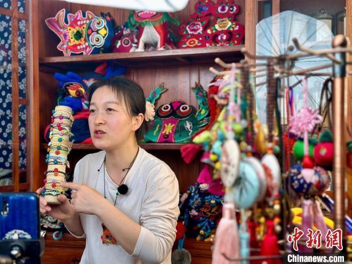 黃土塬繡娘“備貨”端午節(jié) 慶陽香包線上線下走俏