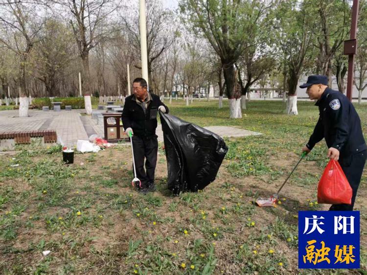【創(chuàng)建文明城·慶陽在行動】公園衛(wèi)生細(xì)化清理 文明美景常駐常新