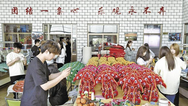 西峰區(qū)：非遺工坊成高校學(xué)生實訓(xùn)課堂