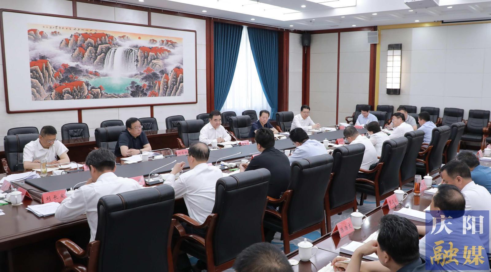 慶陽市委理論學(xué)習(xí)中心組舉行學(xué)習(xí)會議 黃澤元主持并講話