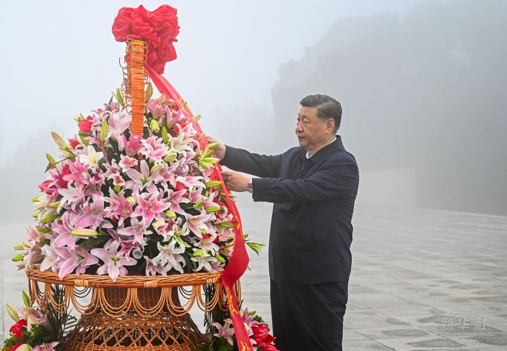 習近平在山西陽泉市向抗戰(zhàn)烈士敬獻花籃并參觀百團大戰(zhàn)紀念館