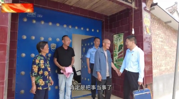 【慶陽(yáng)榜樣】李鵬飛：把群眾的事當(dāng)成自己的事他能在凌晨?jī)牲c(diǎn)提著水桶沖向火場(chǎng)救出11條人命；他能為一樁積怨16年的鄰里糾紛上門調(diào)解9次；他能讓刑滿釋放人員重新找到生活的希望。他就是寧縣中村鎮(zhèn)政府信訪和矛盾糾紛調(diào)處干部李鵬飛